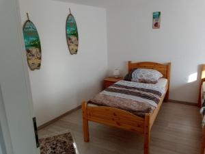 Schlafzimmer mit einem Bett und Surfbrettern an der Wand in der Unterkunft da ANGELINA in Tuttlingen