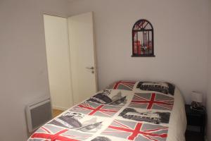 um quarto com uma cama com uma bandeira britânica em HYPER CENTRE - WIFI FIBRE GRATUIT - JERGWELOH - Le Londonien em Caen