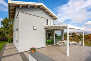 A balcony or terrace at Design Villa in Piedimonte Etneo