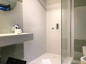uma casa de banho com um chuveiro, um lavatório e um WC. em Casa Mamma Bruna em San Vito lo Capo