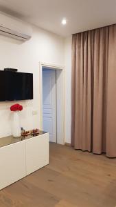 Televízia a/alebo spoločenská miestnosť v ubytovaní Citylux Apartments
