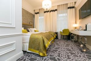 een hotelkamer met een bed en een bureau bij Orfei GOLD in Sint-Petersburg