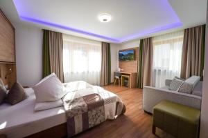 una camera d'albergo con letto e divano di Pension Patricia a Kaprun