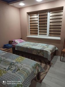 Tempat tidur dalam kamar di Дачний будинок