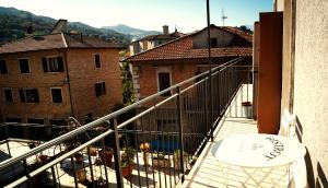 a balcony with a chair and a view of a building at Appartamento Cecco d’Ascoli in Ascoli Piceno