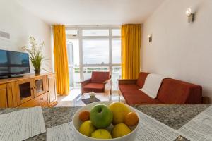 un bol de fruta en una mesa en la sala de estar en Seaview Friendly Holiday Home 1, en Playa del Inglés