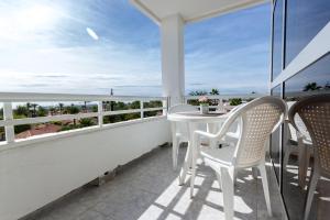 Un balcón con mesa y sillas y vista al mar. en Seaview Friendly Holiday Home 1, en Playa del Inglés