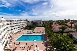 Una vista aérea de un complejo turístico con piscina. en Seaview Friendly Holiday Home 1, en Playa del Inglés 30 fotos más