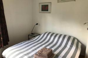 een bed met twee handdoeken in een slaapkamer bij Rustig gelegen bungalow in mooi Havelte (Drenthe) in Havelte