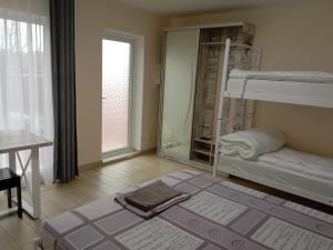 フメリヌィーツィクィイにあるОднокімнатна 105のベッドルーム1室(二段ベッド2台、鏡付)