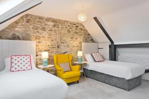 Un pat sau paturi într-o cameră la Connells House Thatched Cottage