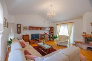 Televízia a/alebo spoločenská miestnosť v ubytovaní Villa Ita