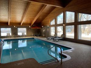 Der Swimmingpool an oder in der Nähe von Nichols Inn & Suites