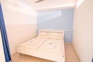 Un pequeño dormitorio con una cama con toallas. en Apartment Vodni with parking, en Brno