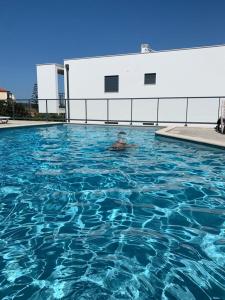 una persona está nadando en una piscina en Na Baía, en Salir de Porto