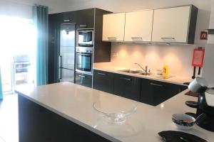 Een keuken of kitchenette bij T2 Ferragudo Cosy Beach Apartment
