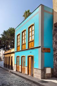 un edificio azul al lado de una calle en ALOJAMIENTOS NECANA en Icod de los Vinos