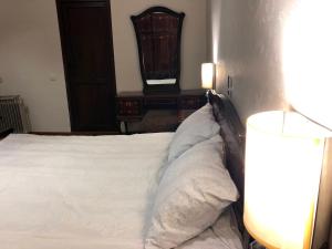 Rúm í herbergi á Teona's Guesthouse in Mestia