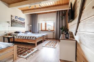 Postel nebo postele na pokoji v ubytování apartamenty bogówka 11