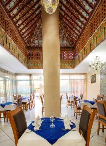 En restaurant eller et andet spisested på Hotel Akabar