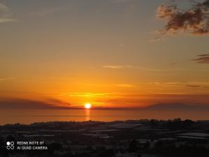 um pôr-do-sol sobre o oceano com o pôr-do-sol em Paraíso de Torrox Costa em Torrox Costa