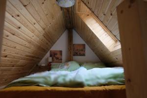 Ліжко або ліжка в номері art-house 3 attic apartment with terrace