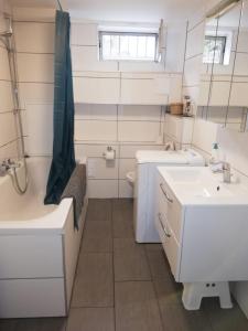 a bathroom with a sink and a tub and a toilet at Apartment Heddesheim in Heddesheim