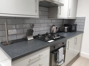 a kitchen with a stove and a counter top at The Perfect Stay - Northampton in Northampton