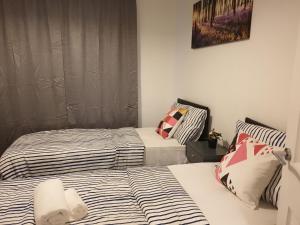 two beds in a small room with two beds at The Perfect Stay - Northampton in Northampton