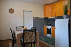 A kitchen or kitchenette at Apartmani Petar