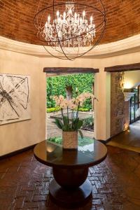 uma sala de jantar com um lustre e uma mesa em El Convento Boutique Hotel em Antigua Guatemala