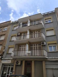 een gebouw met balkons aan de zijkant bij RMM27 - Piso en zona tranquila de Tortosa in Tortosa