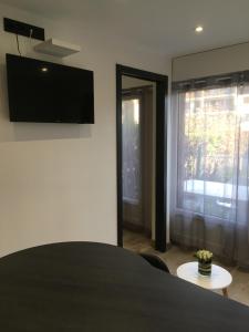um quarto com uma televisão de ecrã plano na parede em MONT BLANC HOLIDAYS dans résidence avec Gardien em Sallanches