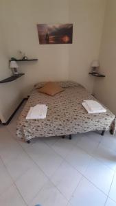 een slaapkamer met een bed met twee handdoeken erop bij Appartamento per vacanze GAIA in Monterosso al Mare