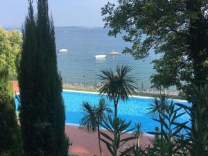 uma vista para uma piscina com barcos na água em Belvilla by OYO Appartment DaFinzi em Prevalle