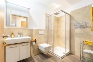 A bathroom at Appartments zum Beck