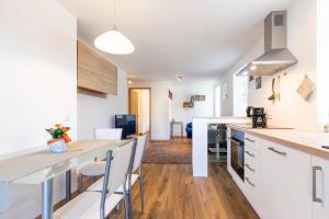 A kitchen or kitchenette at Appartments zum Beck