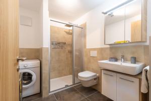 A bathroom at Appartments zum Beck