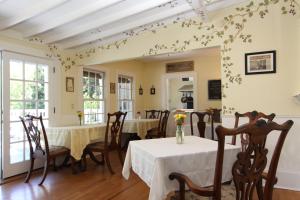 uma sala de jantar com duas mesas e cadeiras em Olallieberry Inn Bed and Breakfast em Cambria