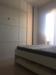 a bedroom with a bed and a window at Casa Enseada próximo ao mar e comércios com 2 ar split in São Francisco do Sul