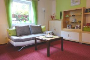 ein Wohnzimmer mit einem Sofa und einem Couchtisch in der Unterkunft Antjes Ferienwohnung Flonheim in Flonheim