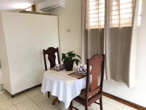 馬那瓜的住宿－Open house，一张桌子,上面有两把椅子和一株植物