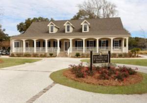 una casa con un cartel delante en Ocean Palms Villa with Championship Golf Saturday to Saturday Rental, en Hilton Head Island