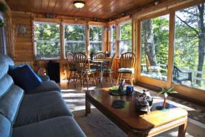 Χώρος καθιστικού στο Main Cabin - STARRY NIGHTS cabin