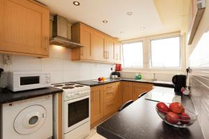 a kitchen with a bowl of fruit on the counter at Victoria Centre Apartments in the Victoria Centre Shopping Centre - Nottingham City Centre - 24 hours access - Most Central Location, Lounge, Full Kitchen, Washing Machine - Opposite Hilton by Restaurants & Shops - Outdoor Parking from five pounds a day in Nottingham