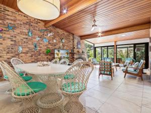 Χώρος καθιστικού στο South Passage Beach House by Discover Stradbroke