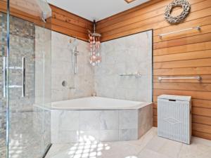Ένα μπάνιο στο South Passage Beach House by Discover Stradbroke +27 φωτογραφίες