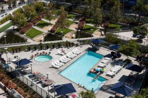 een uitzicht over een zwembad in een resort bij Splendid OceanView Unit Marina del Rey Venice CA in Los Angeles