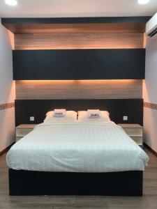 TAMU KoGURU في Jertih: غرفة نوم بسرير كبير مع شراشف بيضاء