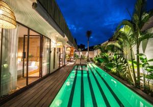 בריכת השחייה שנמצאת ב-Villa Ubuntu by Optimum Bali Villas או באזור